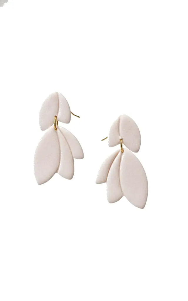 Boucles d'oreilles de mariée en feuilles rose poudré pailletées, attaches dorées
