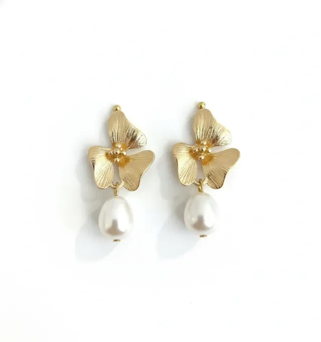 Boucles d'oreilles de mariée : fleur dorée à trois pétales striés et perle en goutte
