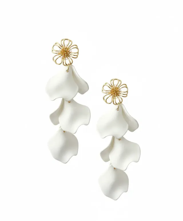 Longues boucles d'oreilles de mariée : fleur dorée ajourée et cascade de pétales blancs