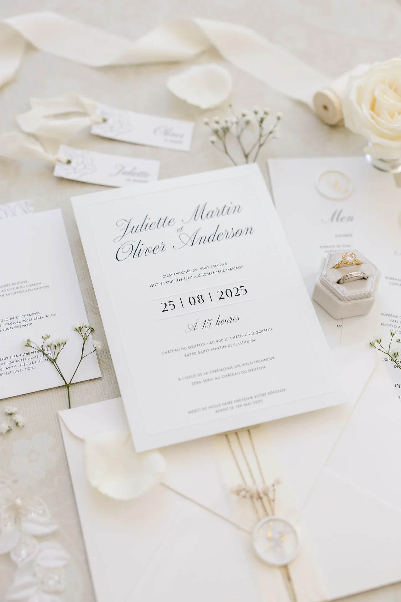 Faire-part et papeterie du mariage Faire-part de mariage et petits cartons sur une table claire