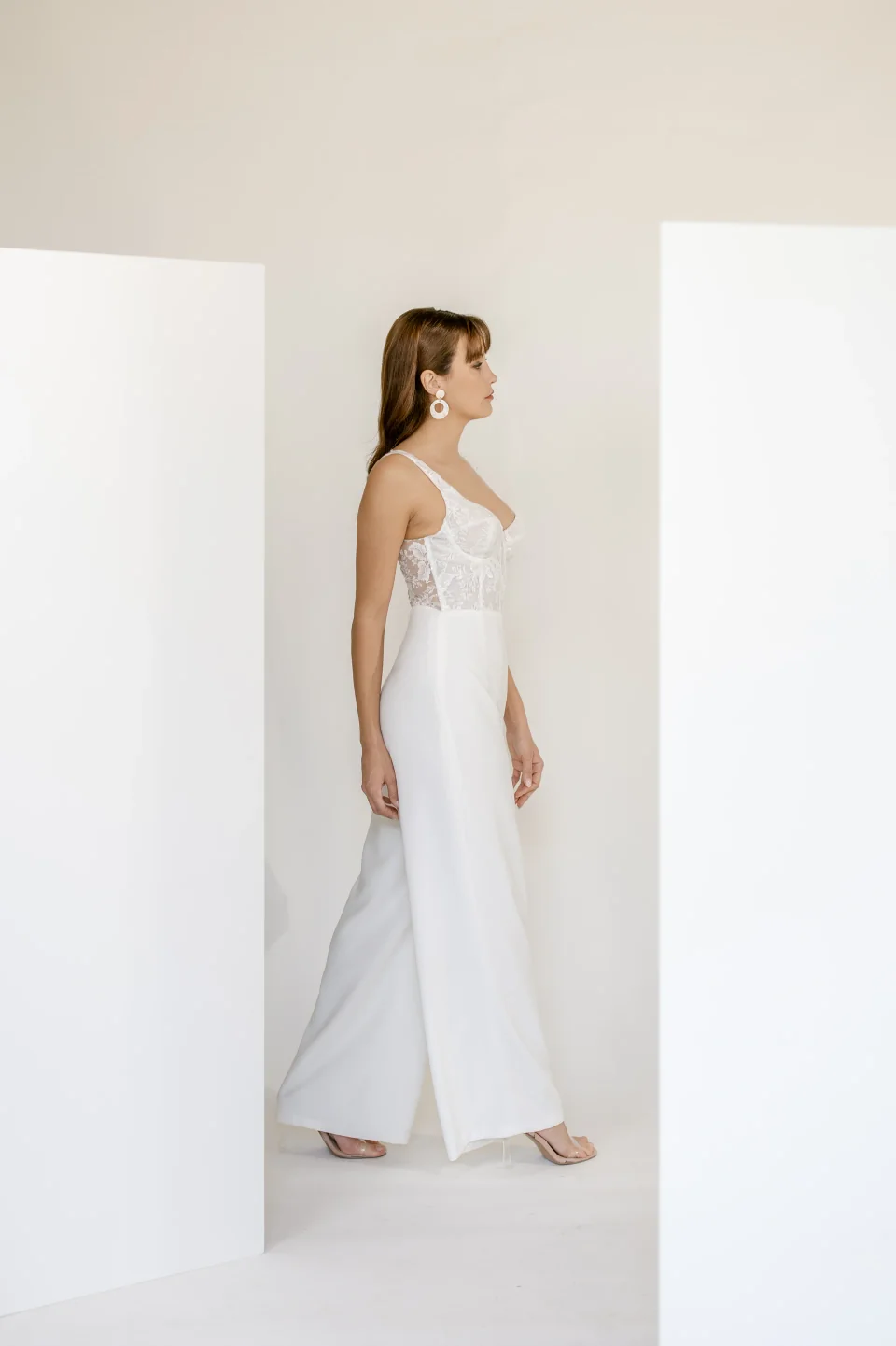 Combinaison Aaron de profil, corset en tulle brodé pailleté et jambes larges