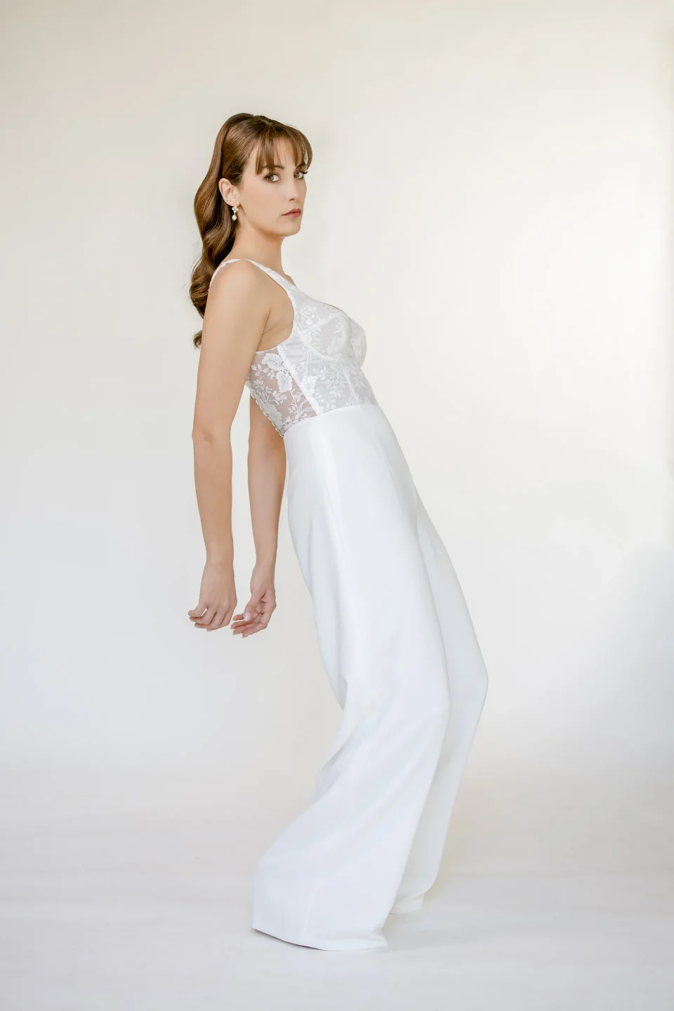 Combinaison de mariée Aaron en mouvement, pantalon large et bretelles fines