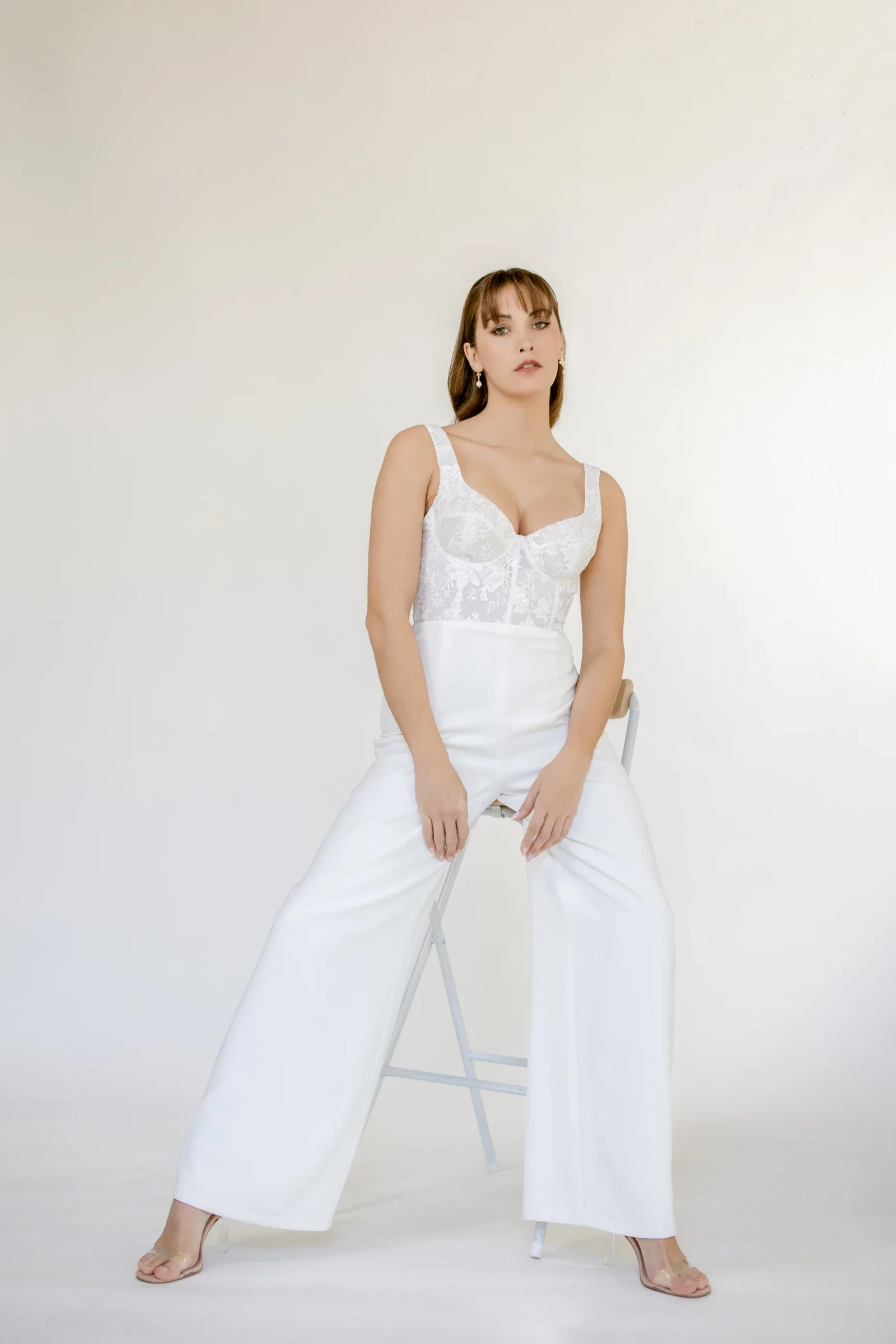 Combinaison Aaron portée assise, décolleté cœur et corset en tulle brodé