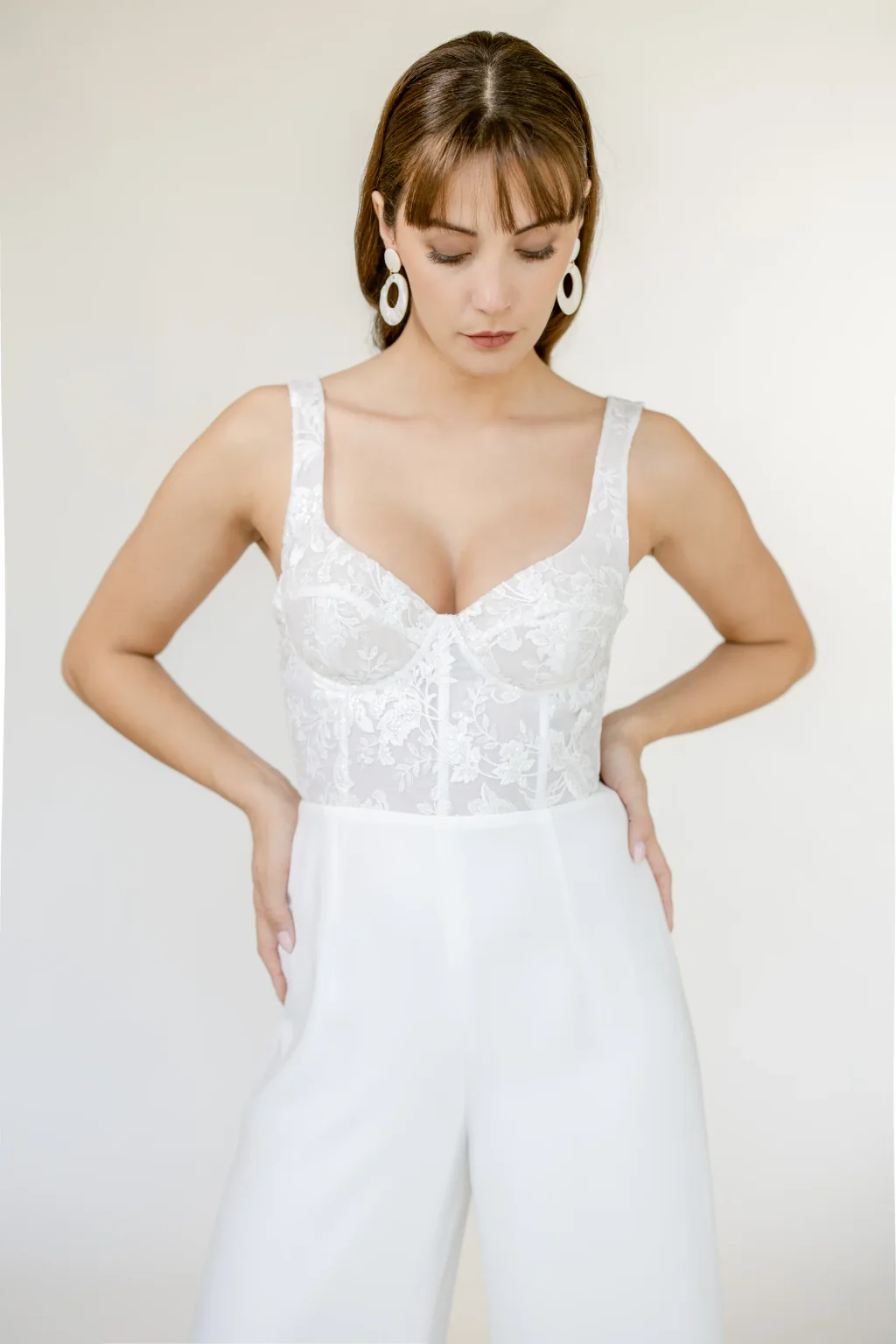 Découvrir Aaron Combinaison de mariée Aaron, corset lingerie en tulle brodé pailleté et pantalon large