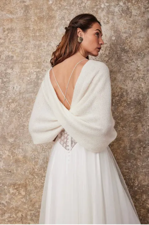 Étole snood en laine mohair ivoire vue de dos, croisée au bas d'un dos nu à fines bretelles