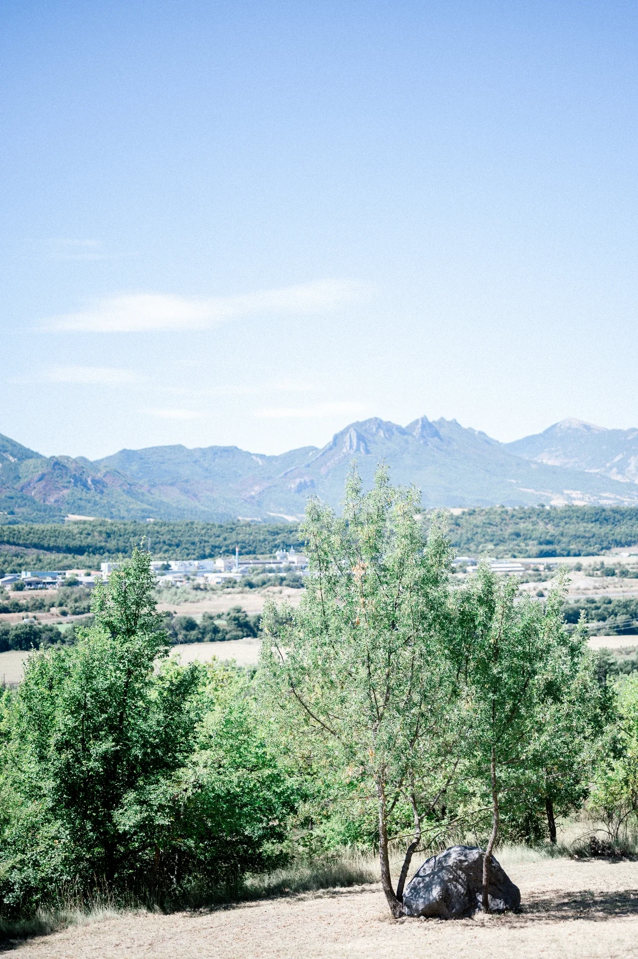 Vue sur la vallée et les montagnes depuis le Mas des 5 Fontaines