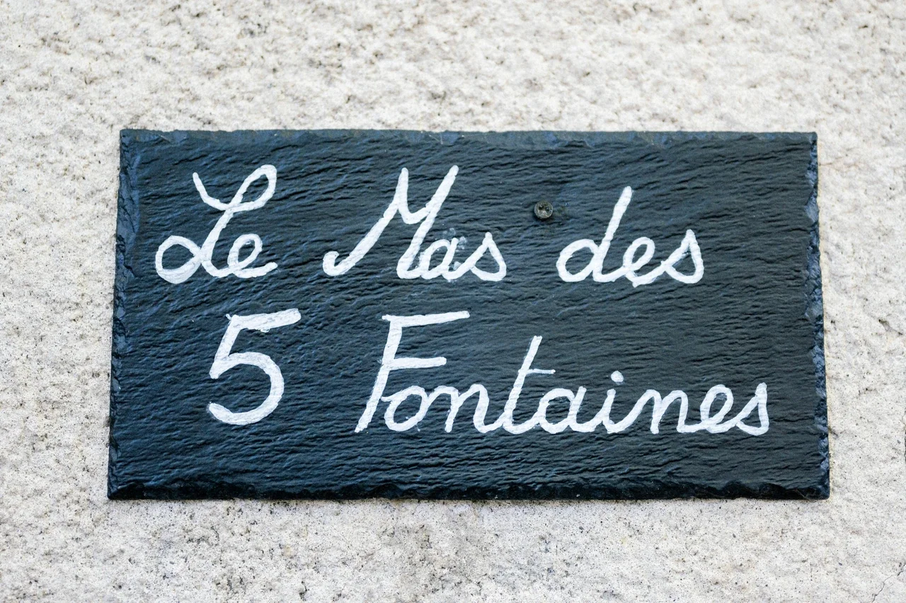 Ardoise « Le Mas des 5 Fontaines » écrite à la main