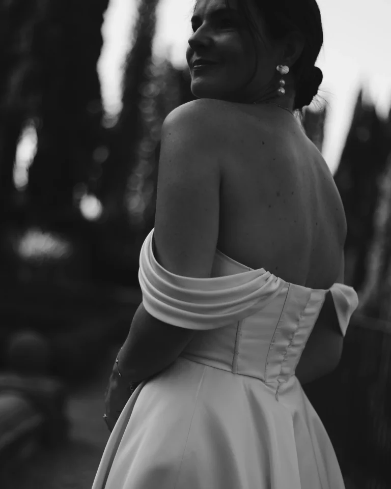 Dos d'une robe Lolette à épaules drapées, en noir et blanc