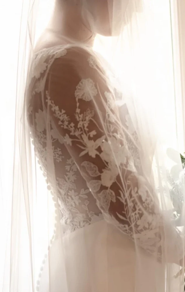 Manche en dentelle brodée d'une robe Lolette en contre-jour