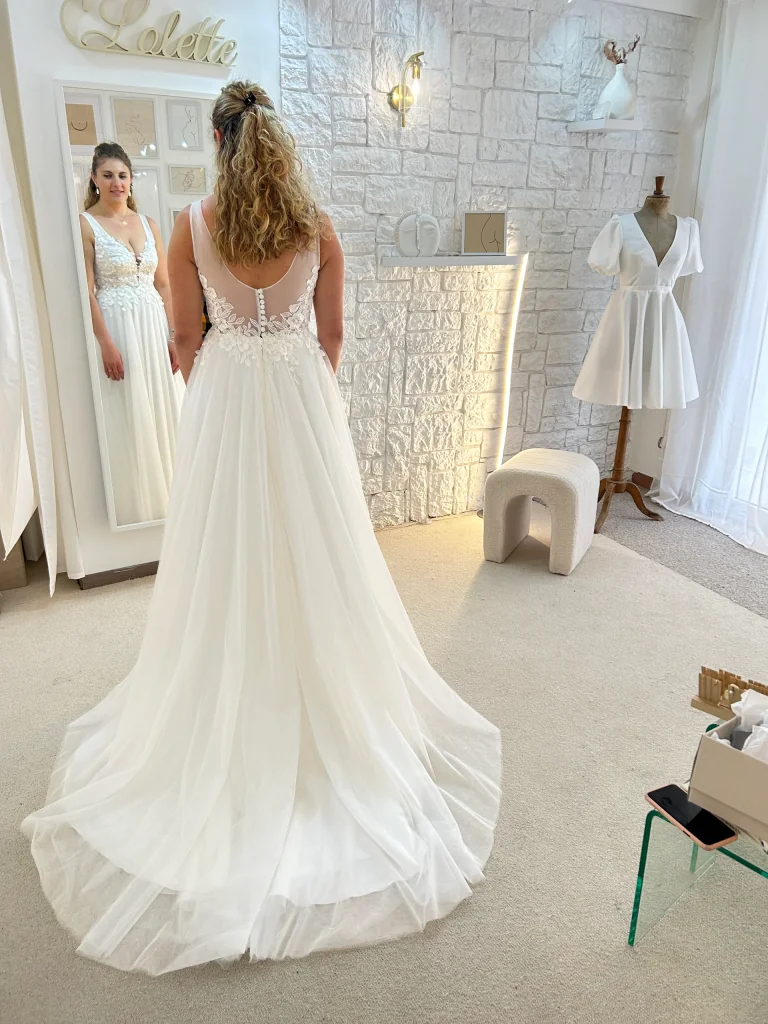 Essayage au showroom : robe à dos en dentelle et jupe en tulle