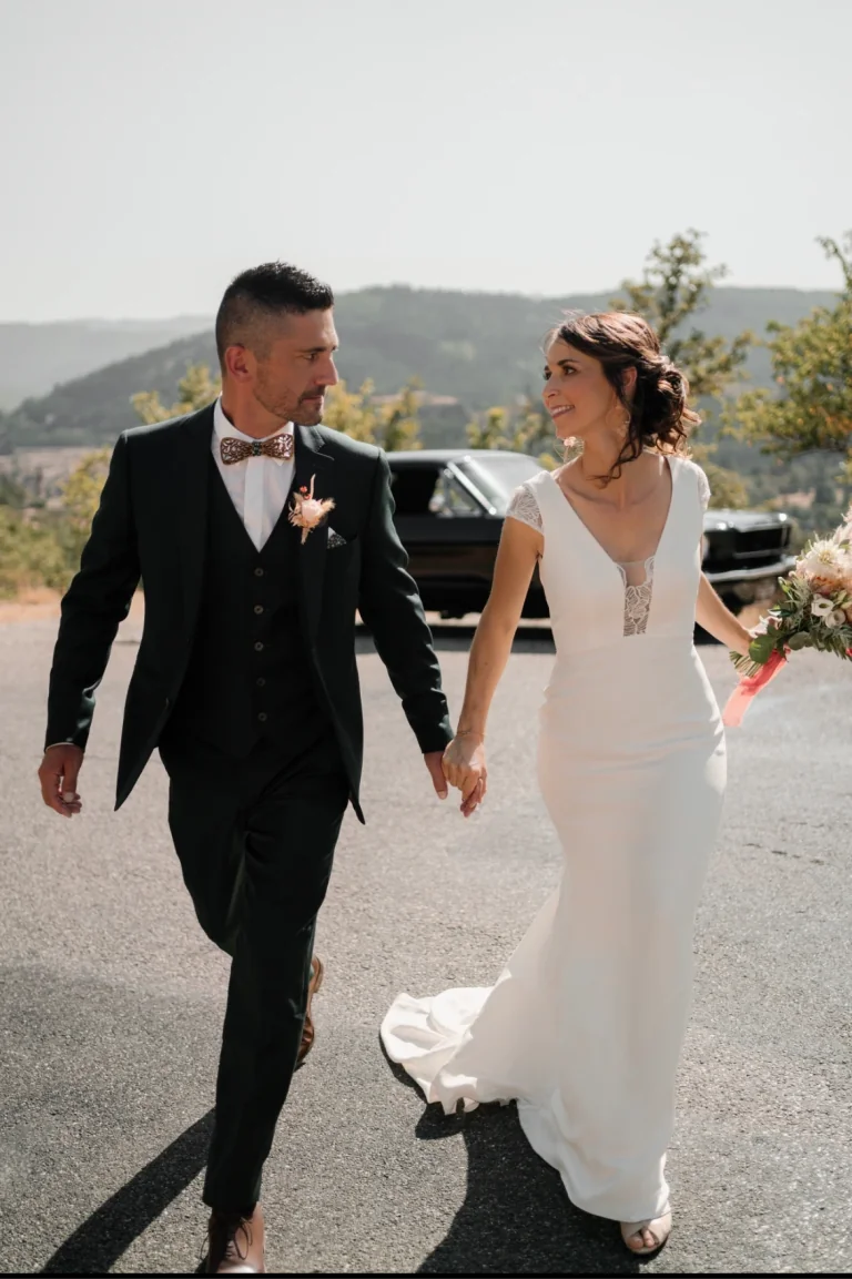 Mariés main dans la main, robe Lolette fourreau à décolleté plongeant