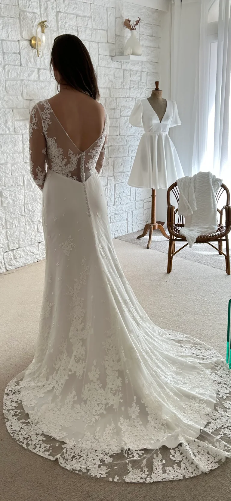 Essayage au showroom de Gap : robe dos en dentelle à longue traîne, vue de dos