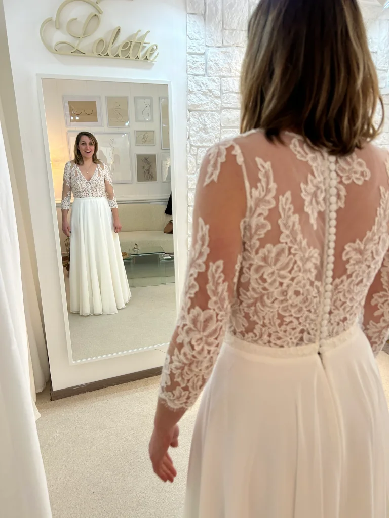 Essayage au showroom de Gap : dos en dentelle boutonné devant le miroir
