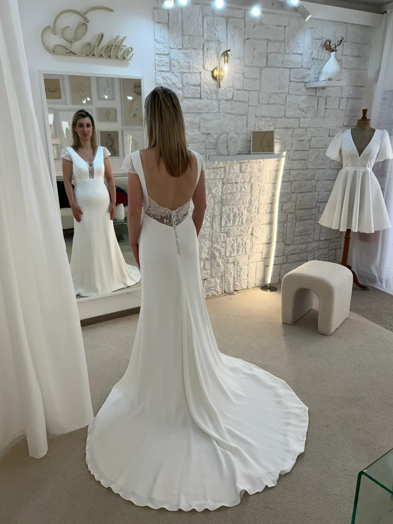 Essayage au showroom de Gap : robe fourreau à dos nu et traîne ronde