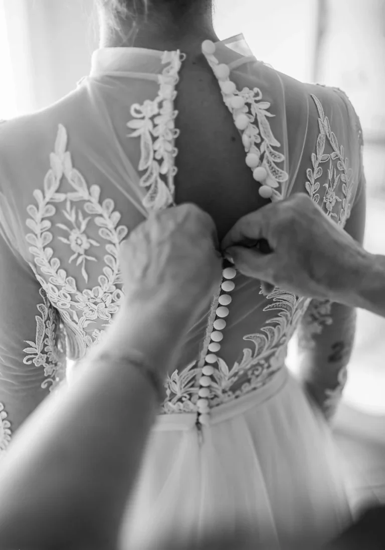 Boutonnage d'un dos en dentelle brodée, en noir et blanc