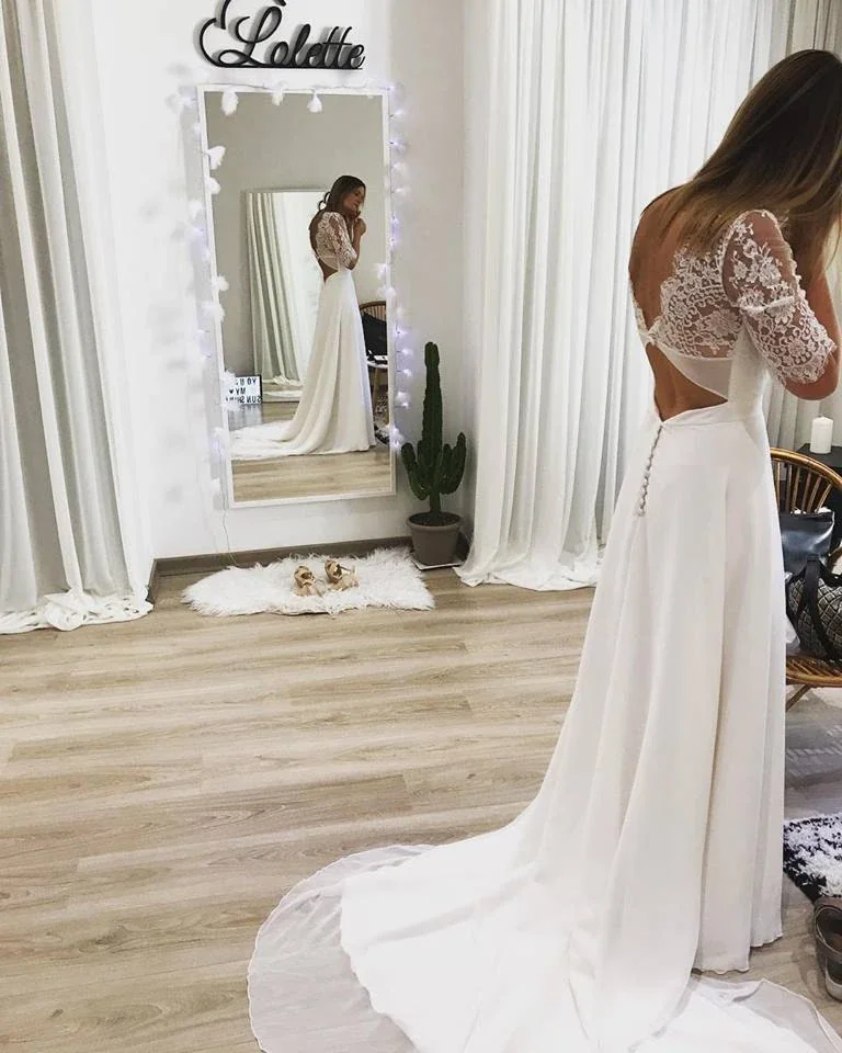 Essayage d'une robe à dos ouvert et manches en dentelle devant le miroir Lolette
