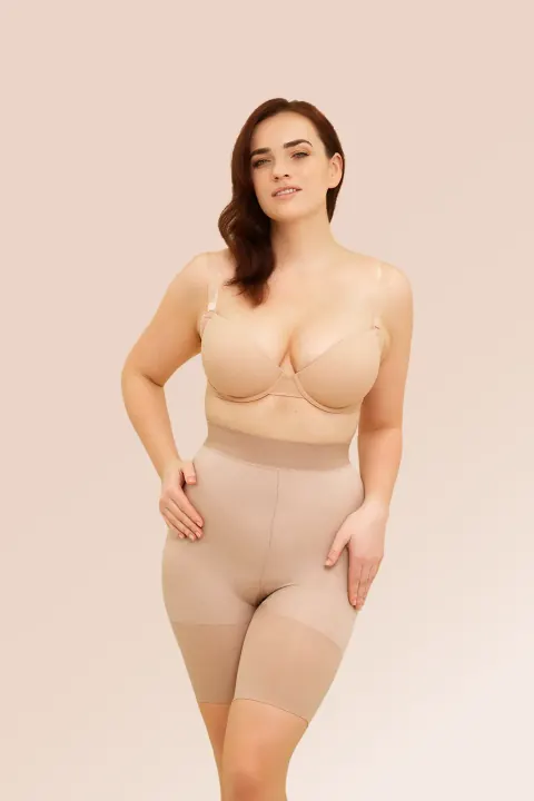 Panty gainant invisible Back to Glam couleur chair, taille haute, porté avec un soutien-gorge à bretelles transparentes