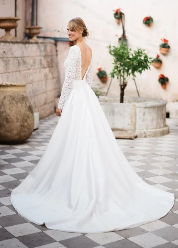 Dos en V et jupe à traîne Robe de mariée à manches longues, dos en V et grande jupe à traîne