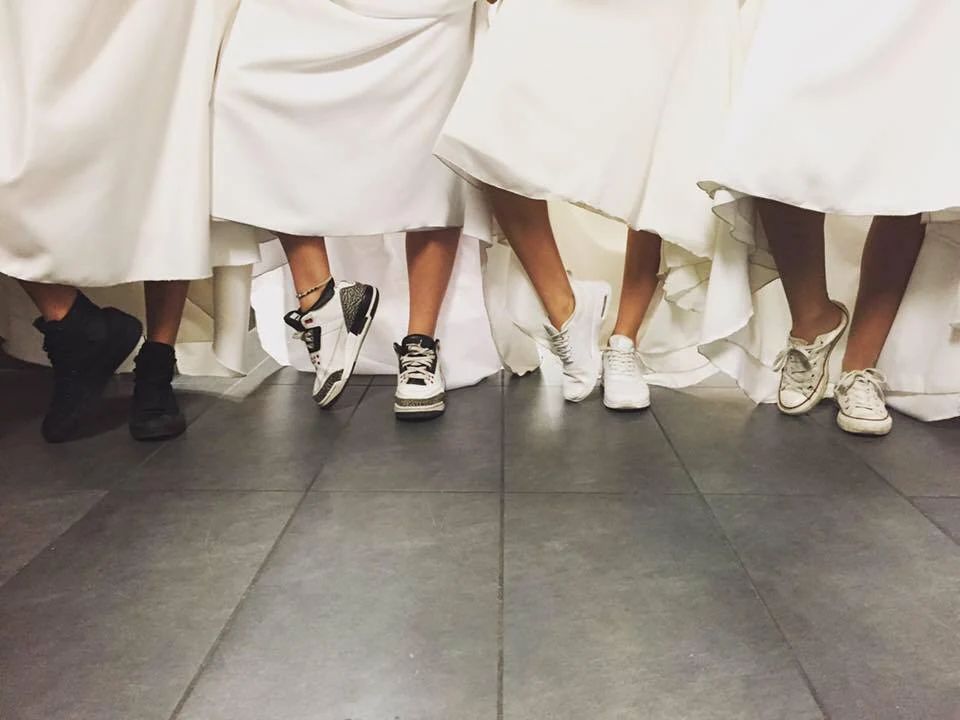 Bas de robes de mariée portées avec des baskets blanches