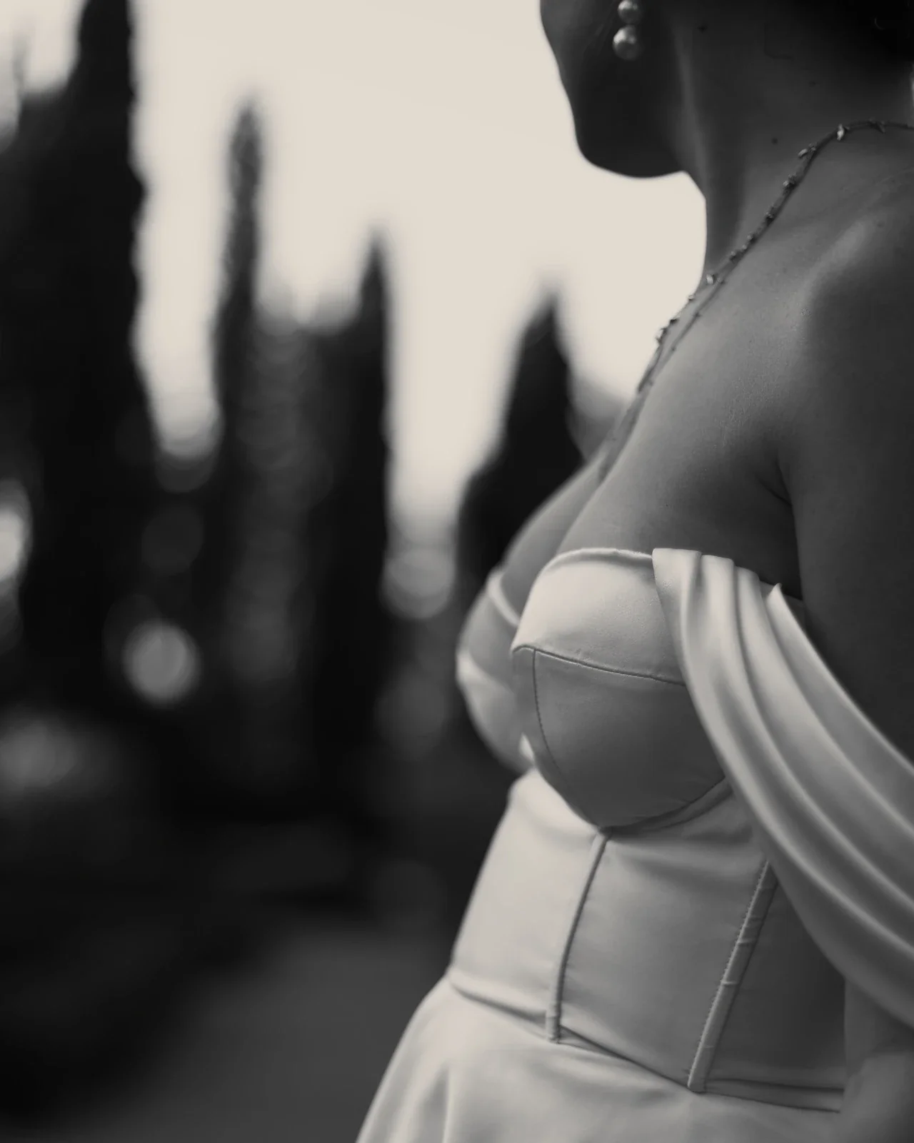 Le bustier drapé de profil Détail du bustier drapé de la robe, profil en noir et blanc