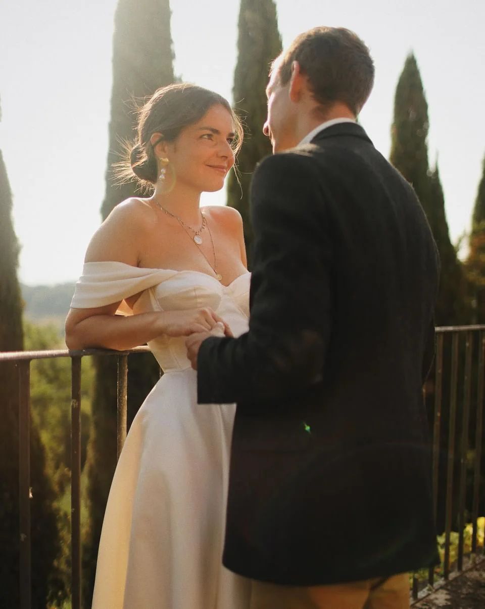 Couple au soleil couchant en Toscane, robe sur mesure en satin de soie épaules dénudées