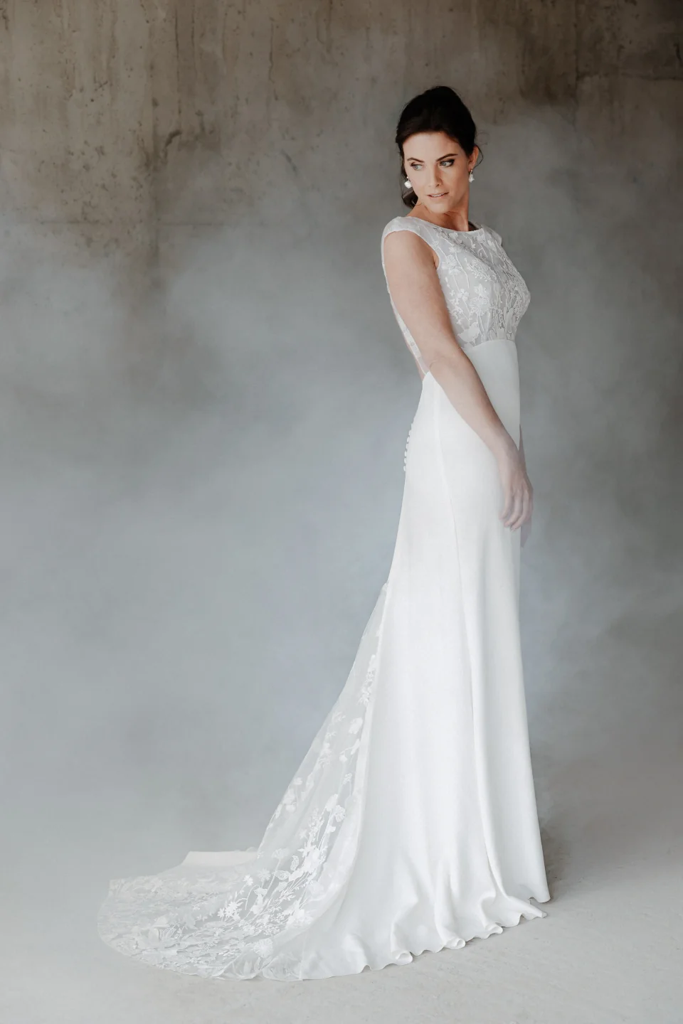Robe de mariée Alana vue de trois quarts, dos en dentelle et longue traîne