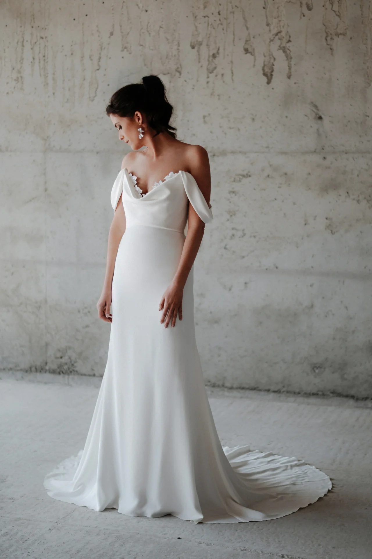 Robe de mariée Albane, corset drapé et manches tombantes, collection La Cinquième