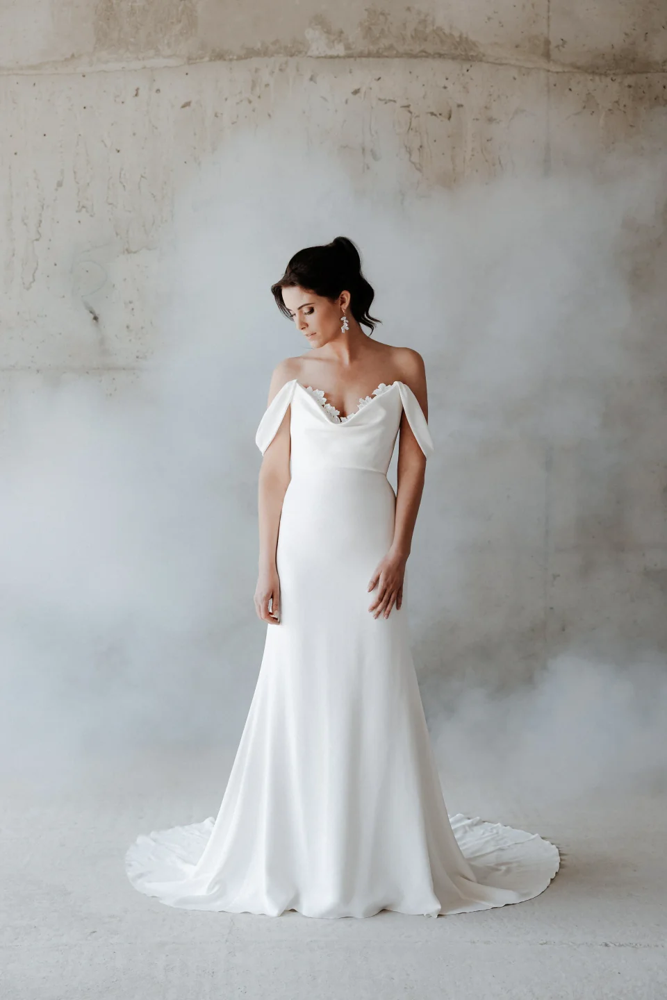 Robe de mariée Albane de face dans la brume, épaules dénudées