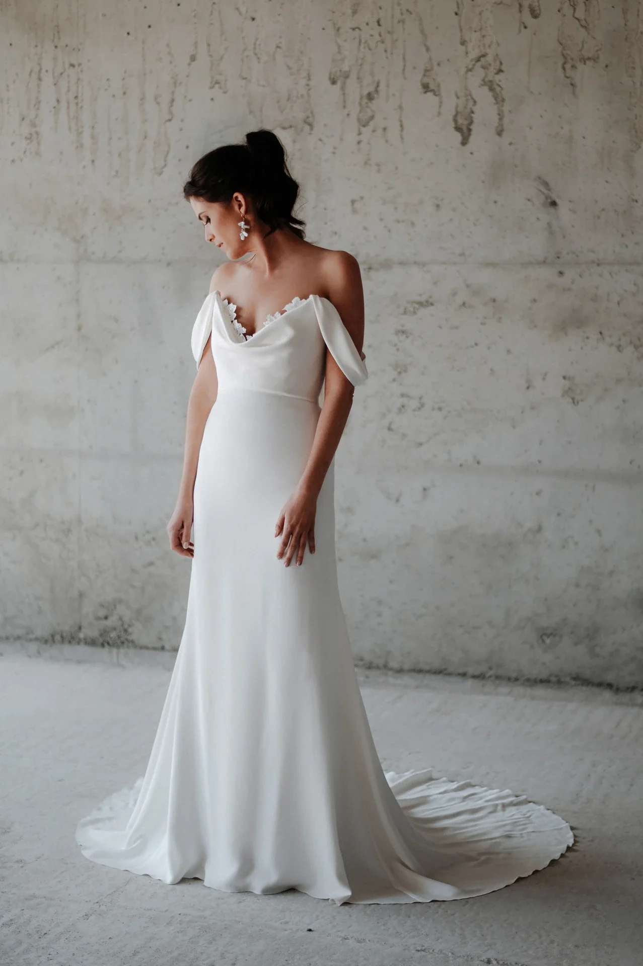 Robe de mariée Albane, corset drapé et manches tombantes, collection La Cinquième