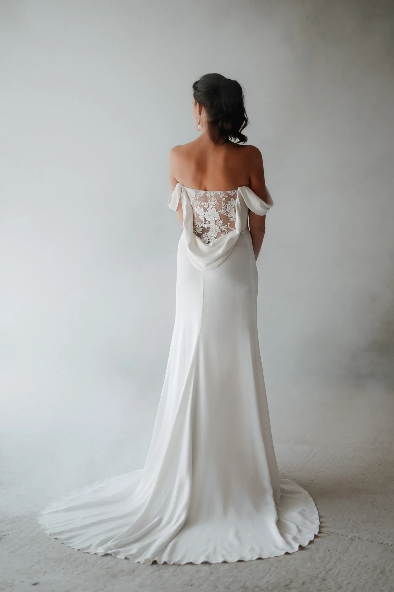 Dos de la robe Albane : empiècement en dentelle et traîne arrondie