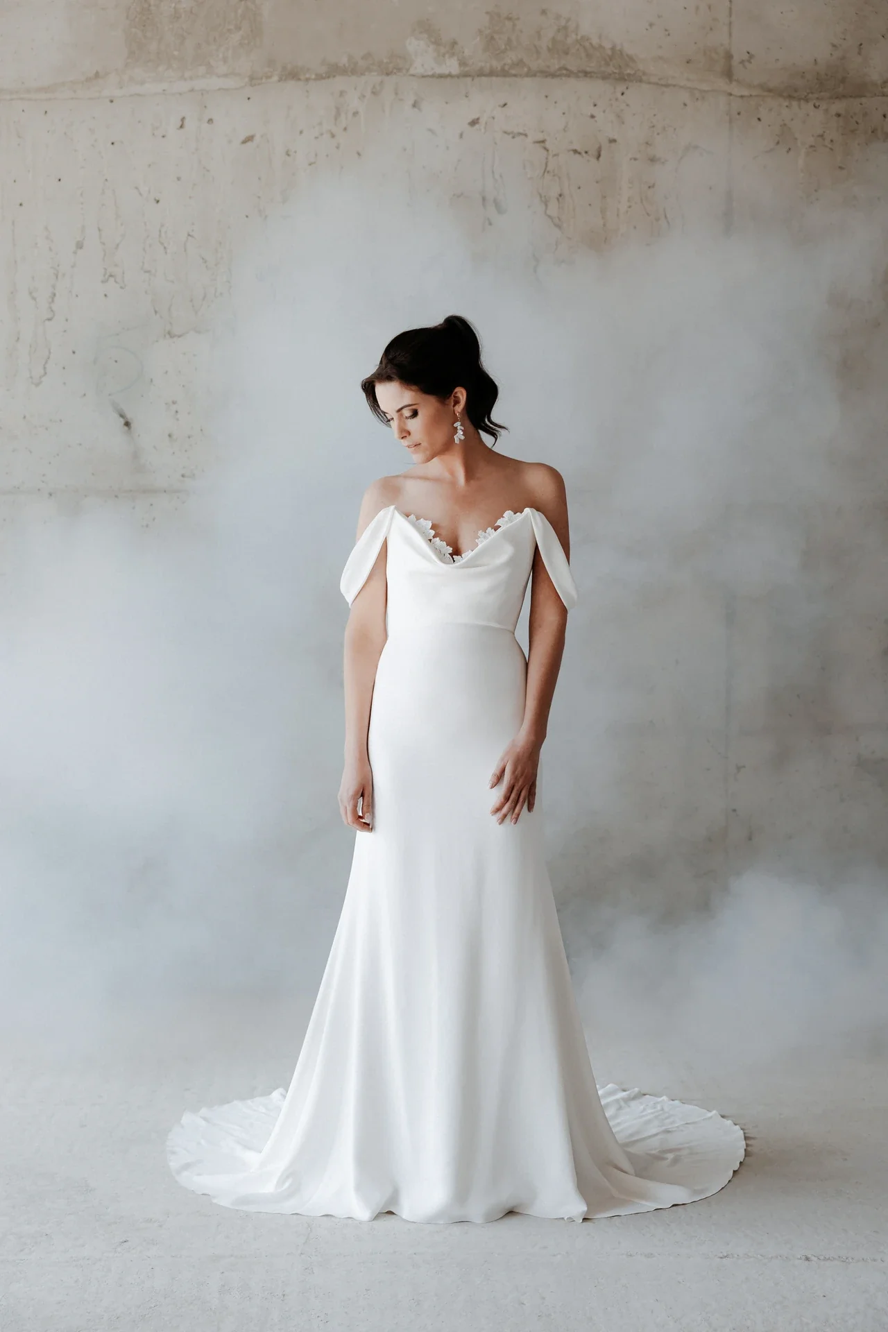 Robe de mariée Albane de face dans la brume, épaules dénudées