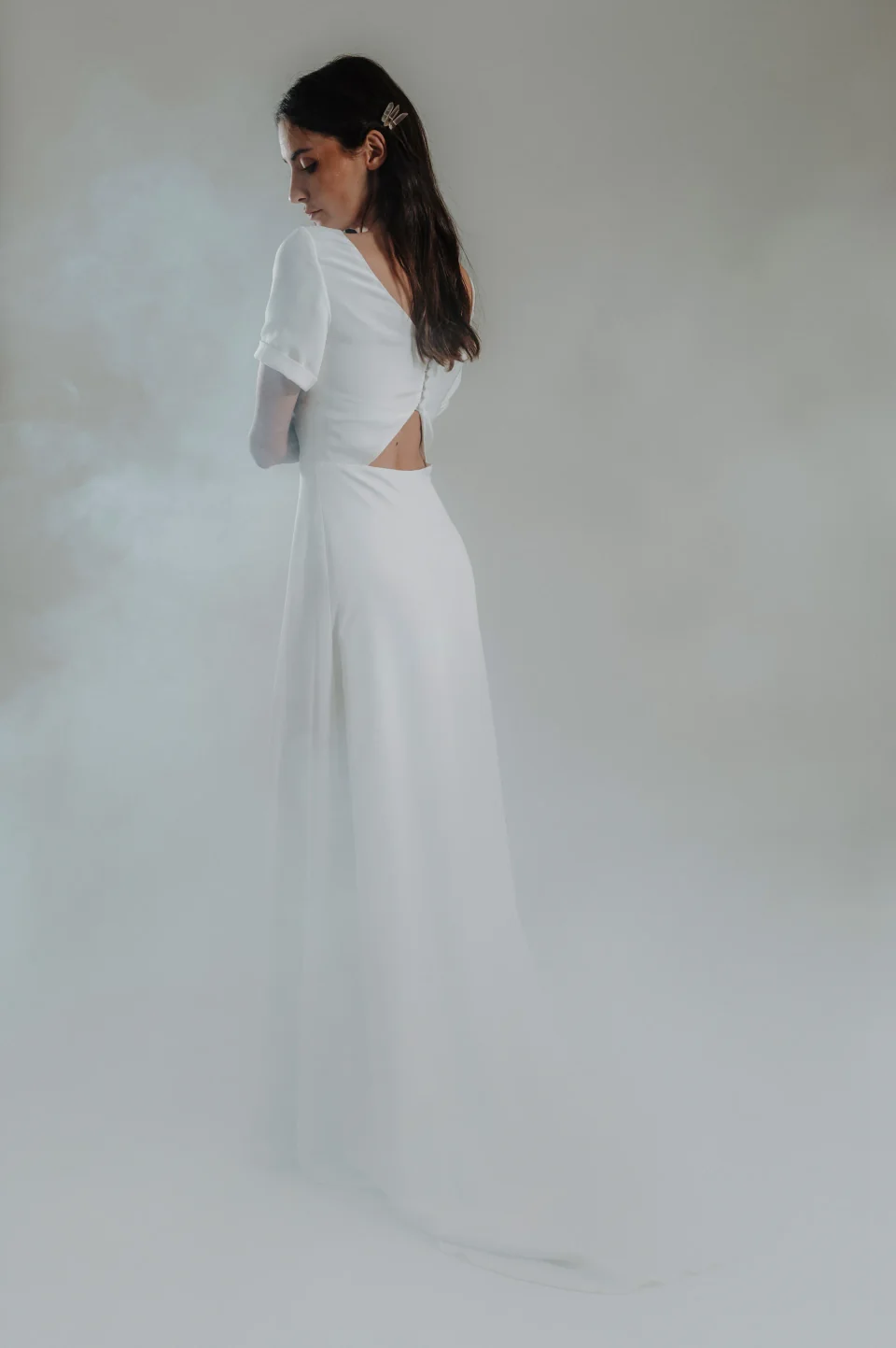 Robe Ali vue de dos dans la brume, découpe au dos