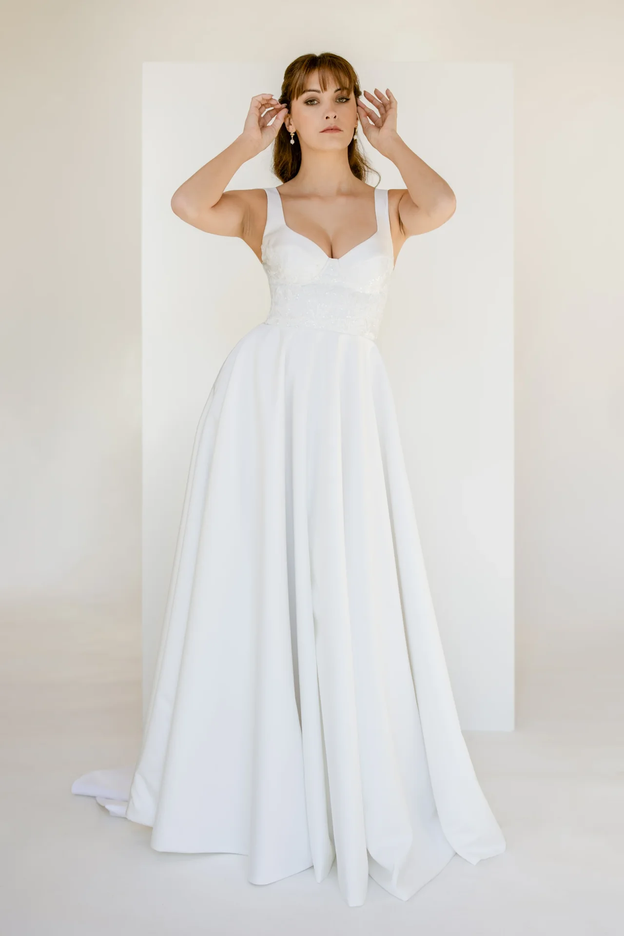 Robe de mariée Charlotte, corset lingerie en dentelle et jupe en satin mat, collection La Sixième