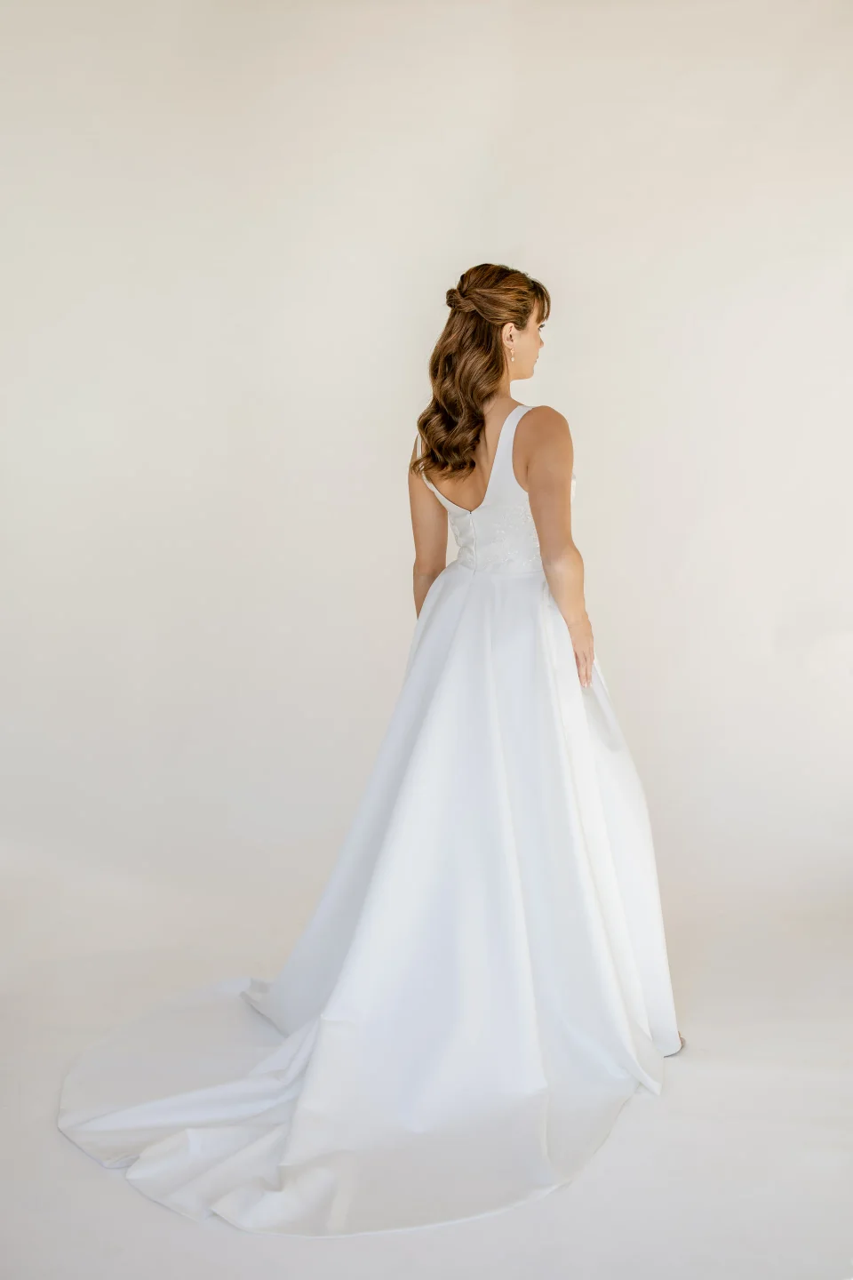 Robe Charlotte vue de dos, encolure dégagée et jupe en satin mat