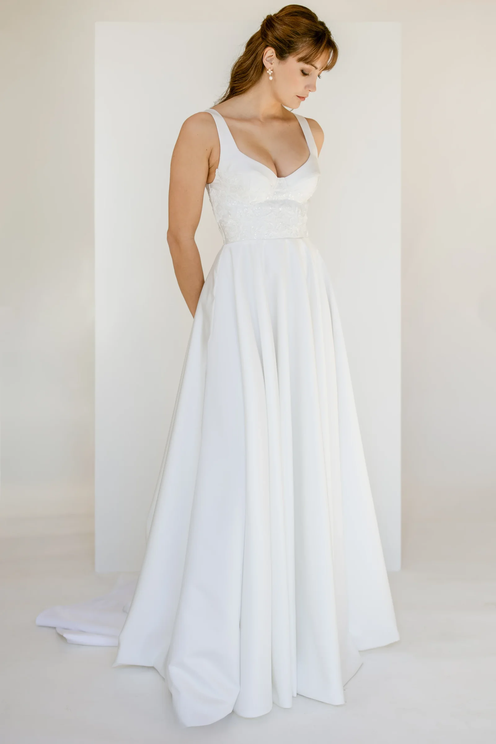 Robe Charlotte vue de trois quarts, jupe ample en satin mat à traîne