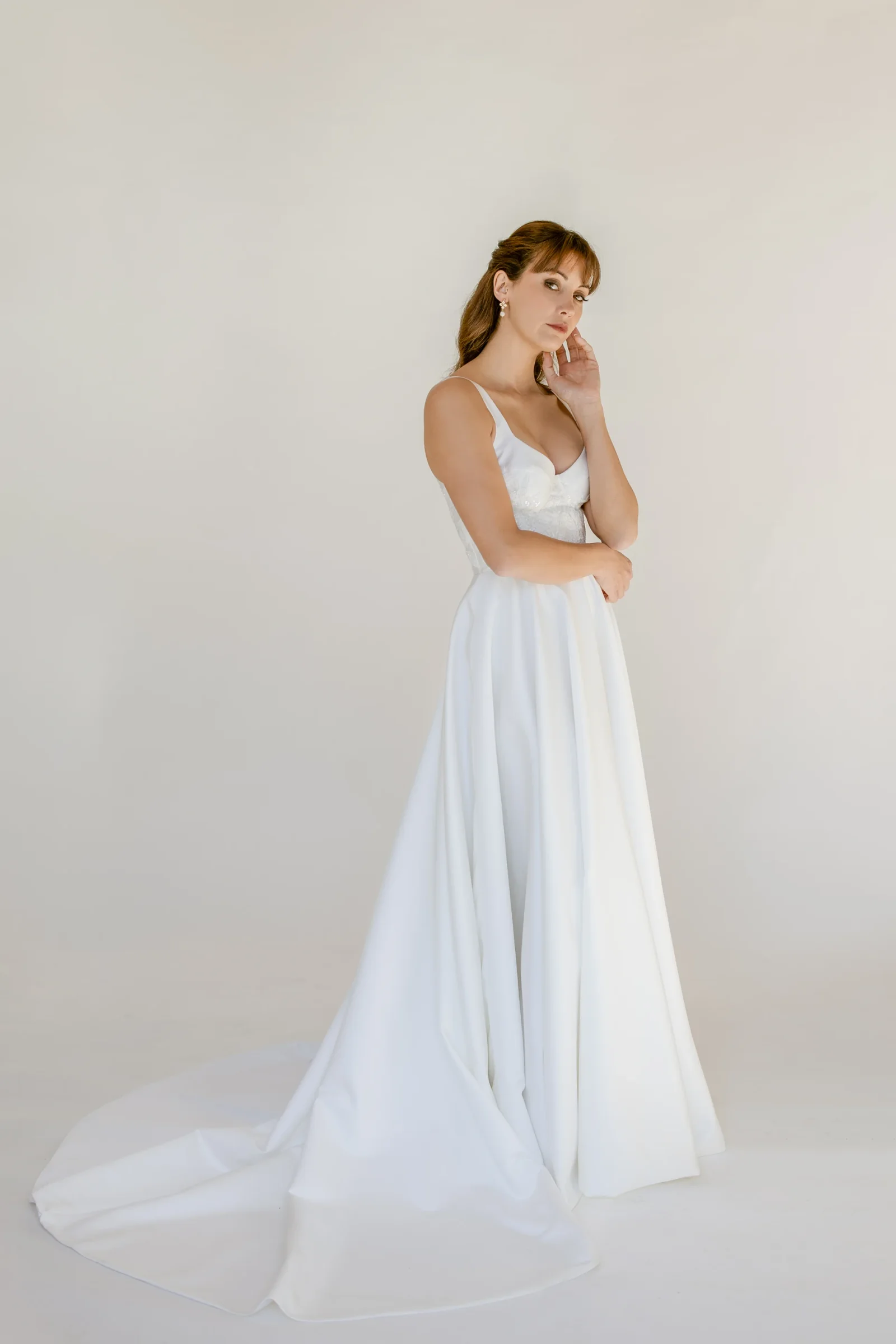 Robe de mariée Charlotte à fines bretelles et jupe évasée en satin mat