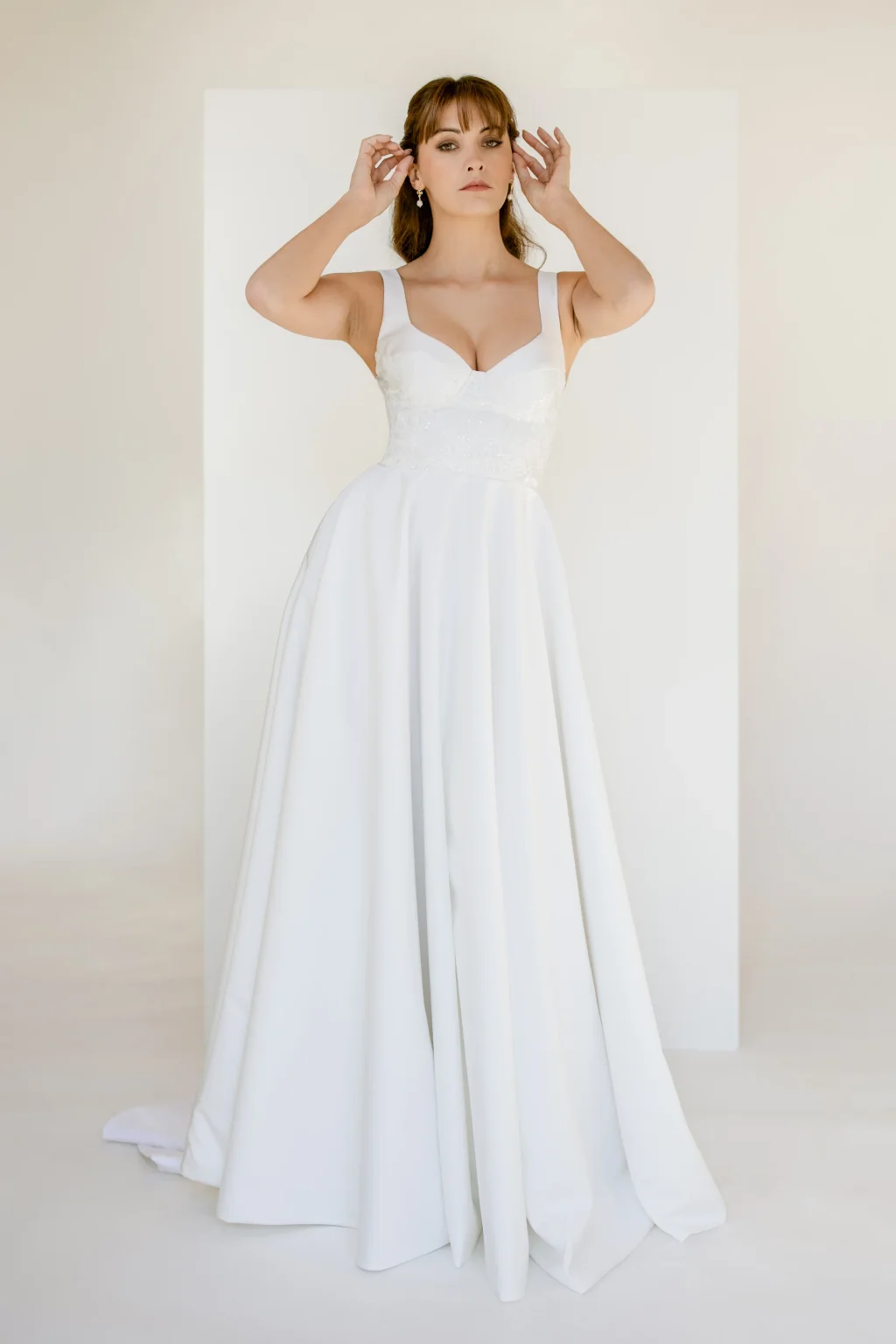 Découvrir Charlotte Robe de mariée Charlotte, corset lingerie en dentelle et jupe en satin mat, collection La Sixième
