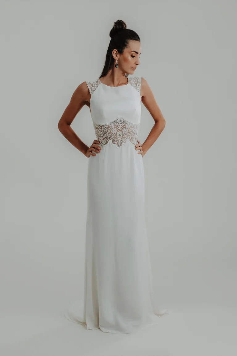 Robe de mariée Noémie en promotion, ceinture brodée et mancherons en dentelle