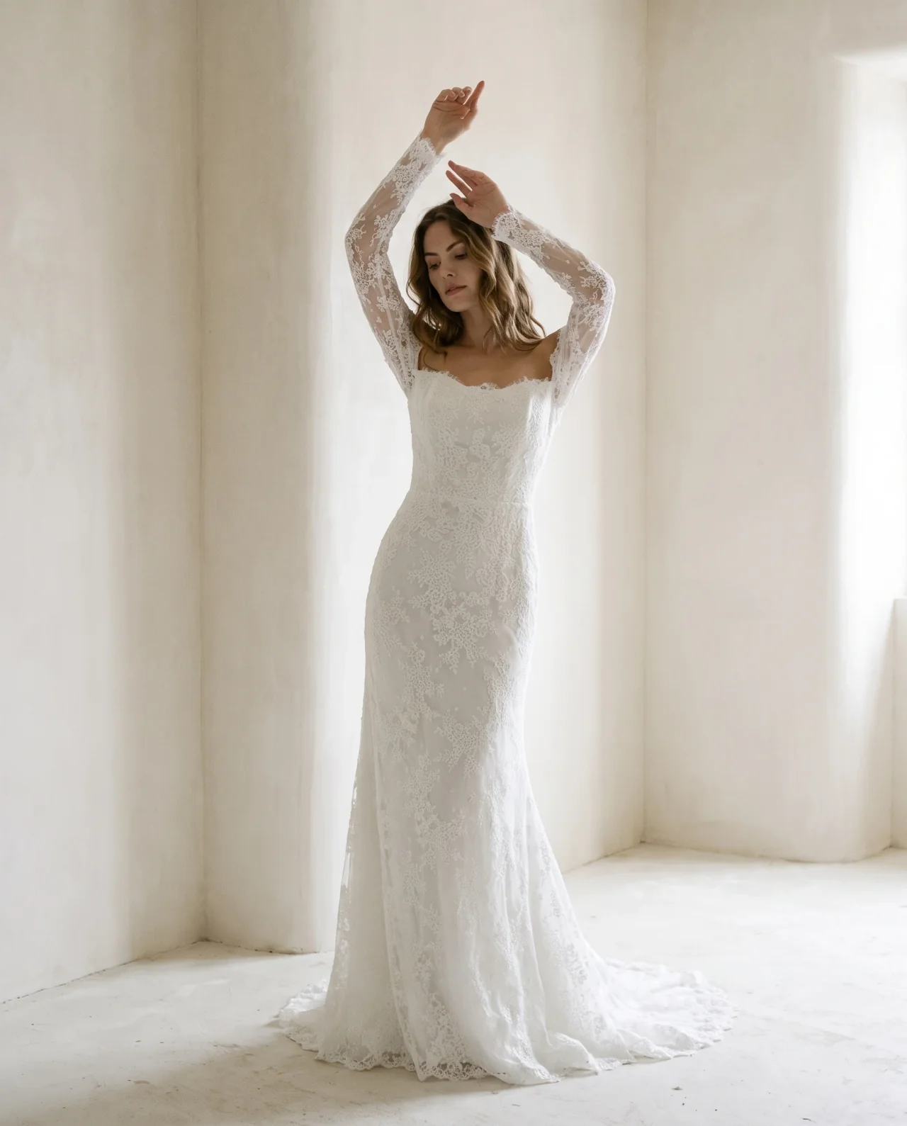 Robe de mariée fourreau en dentelle à manches longues, Constance