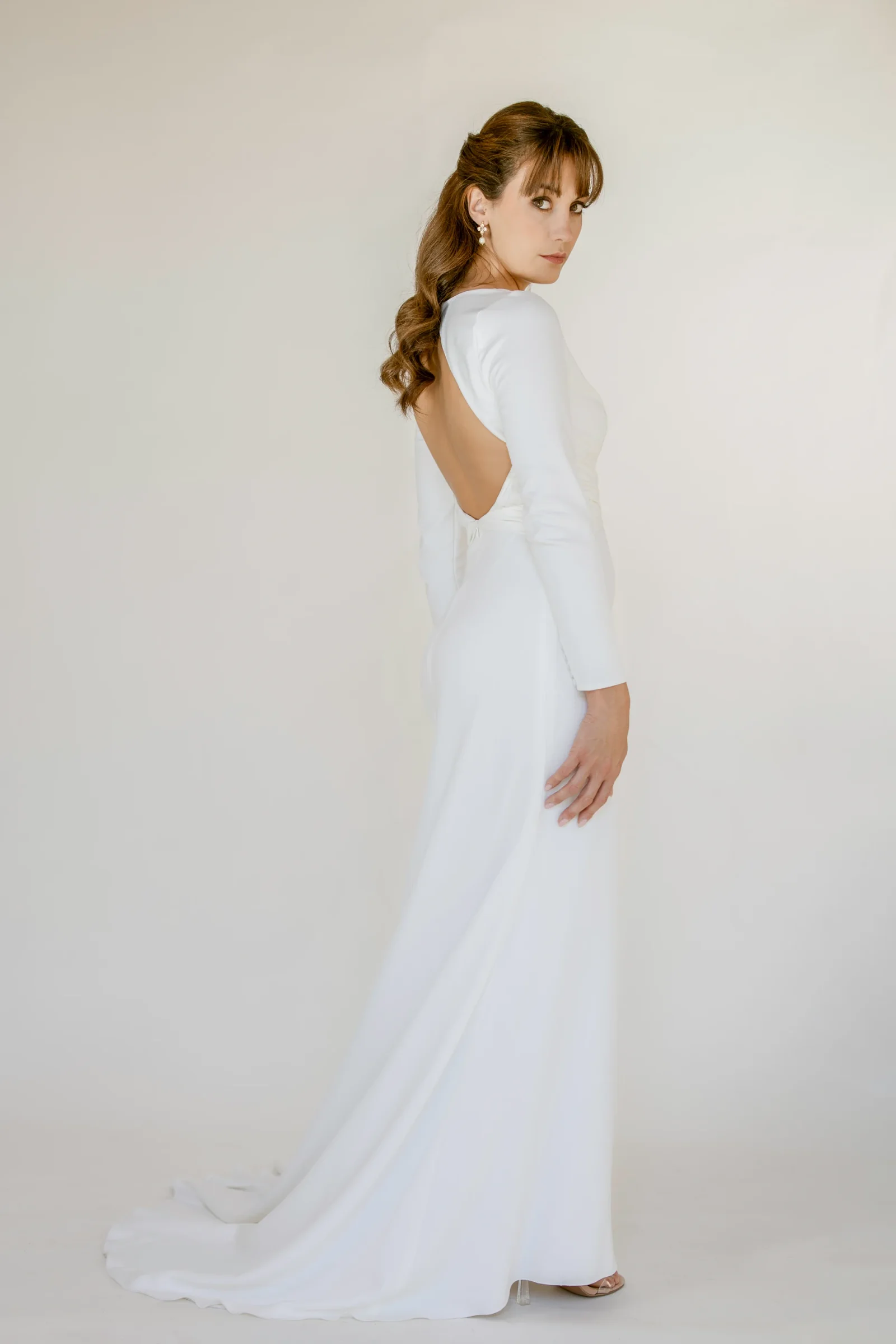 Robe Dakar vue de dos, dos ouvert arrondi et traîne