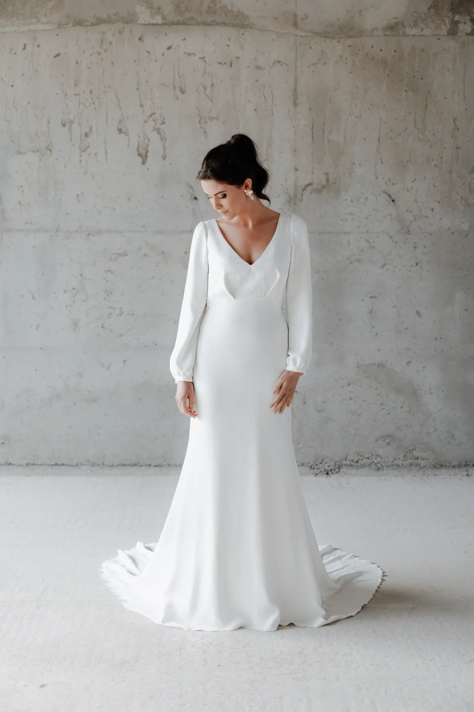 Robe Diana de face, manches longues et traîne fluide