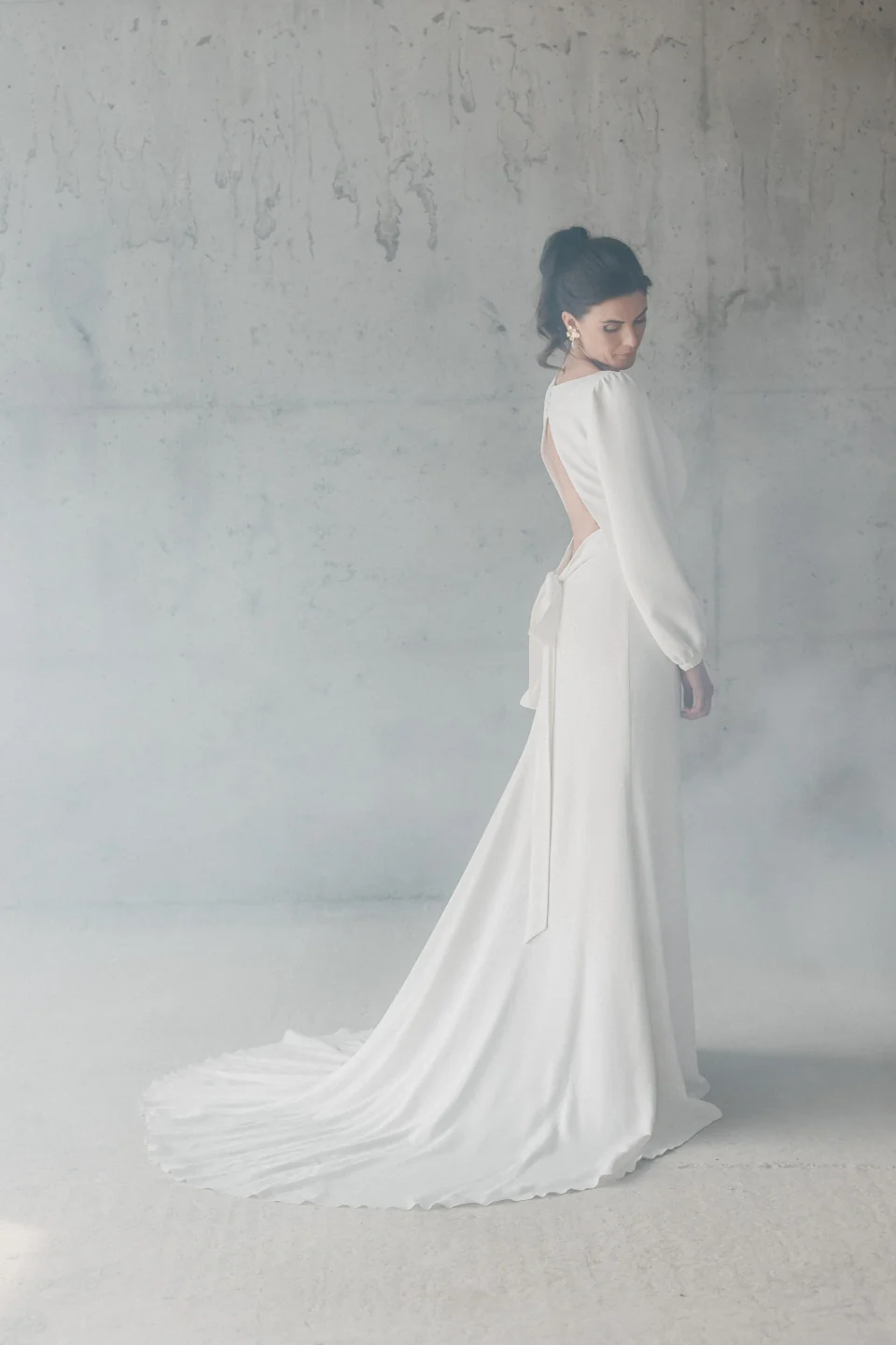 Robe Diana dans la brume, de dos avec traîne