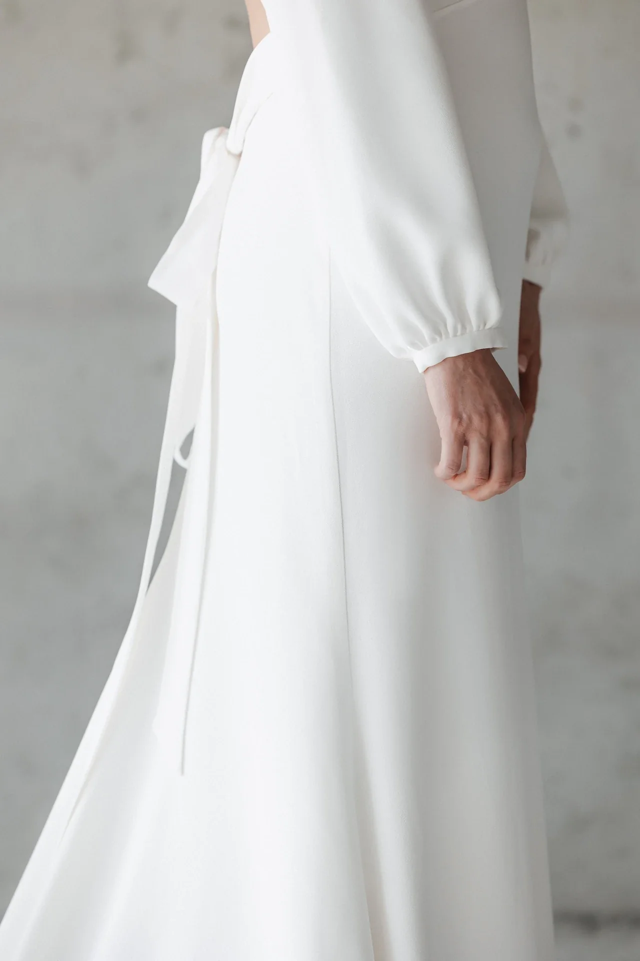 Manche bouffante resserrée au poignet et ceinture nouée de la robe Diana, collection La Cinquième