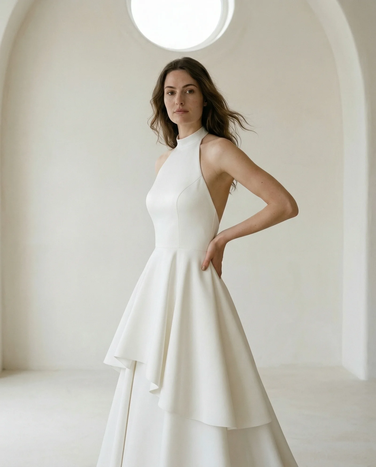Robe de mariée à col montant sans manches et jupe asymétrique, modèle Ela, collection La Septième