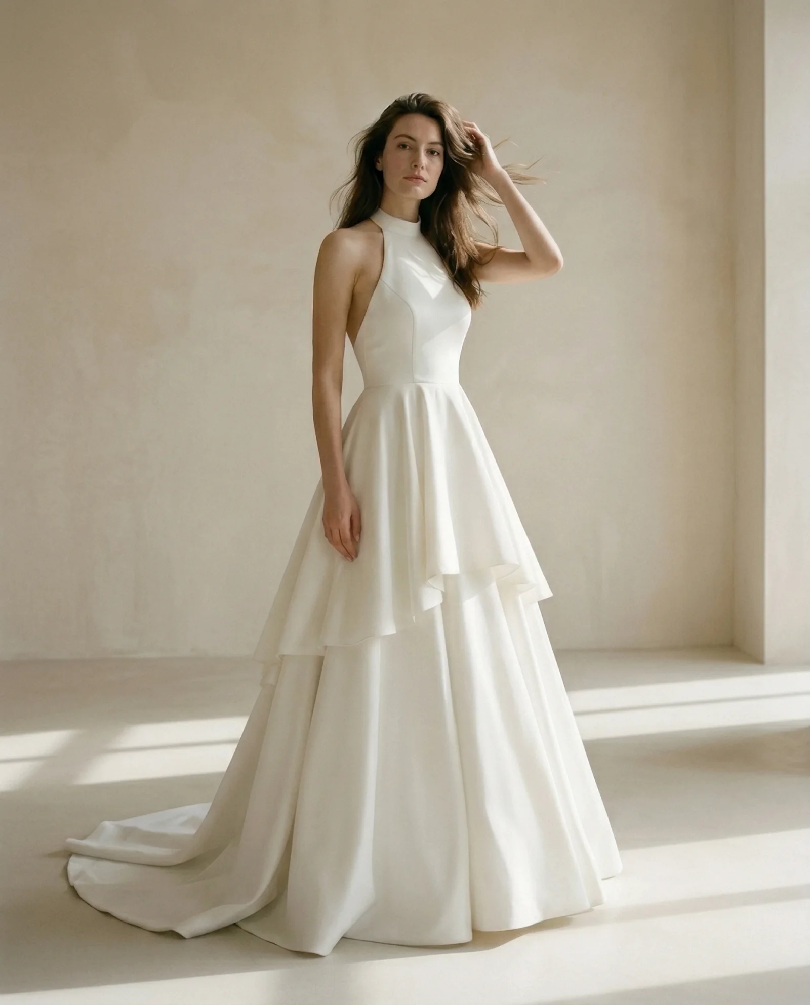 Robe de mariée à col licou et jupe à volants superposés avec traîne, modèle Ela, collection La Septième