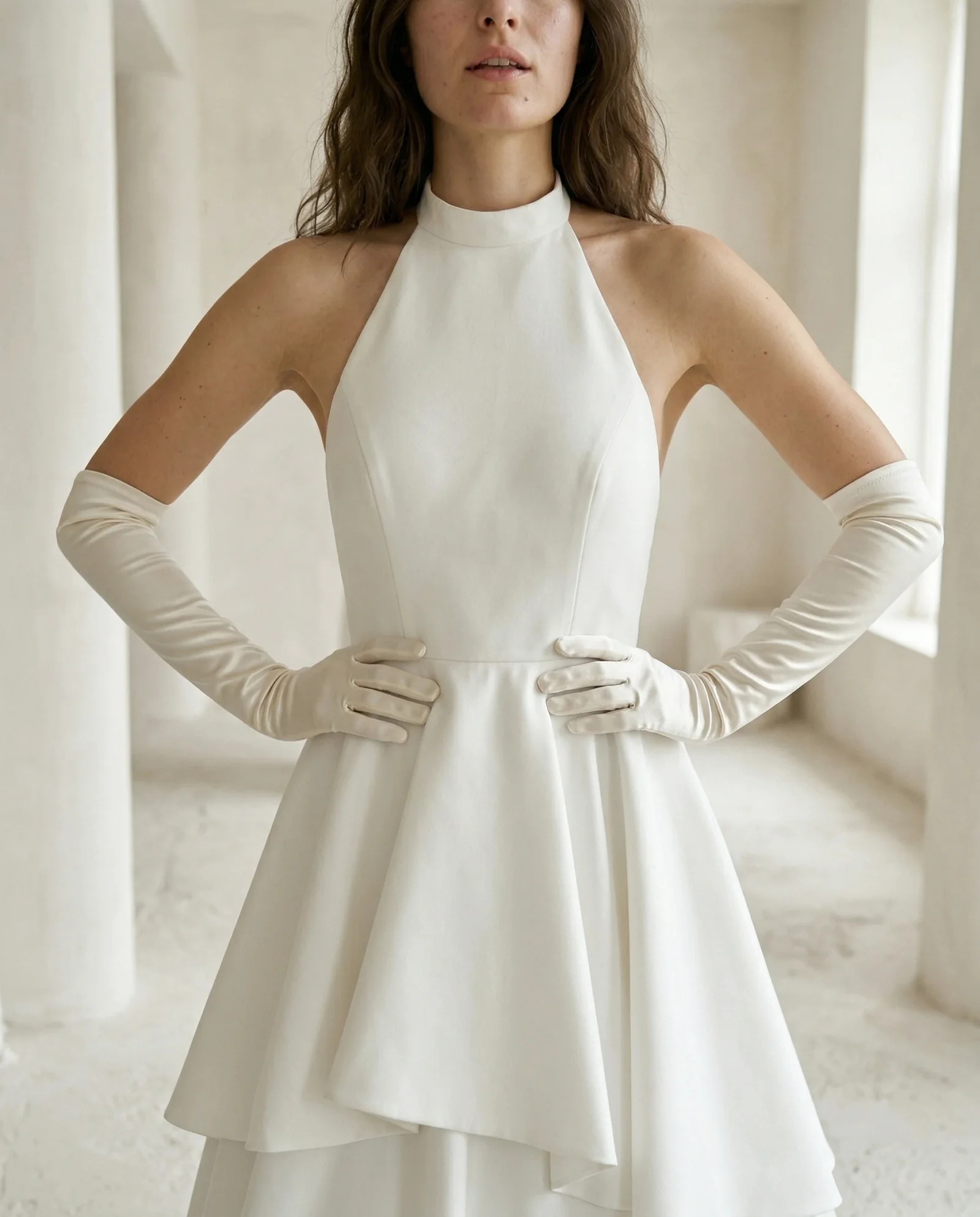 Corsage à col licou et longs gants de satin portés avec la robe Ela, collection La Septième