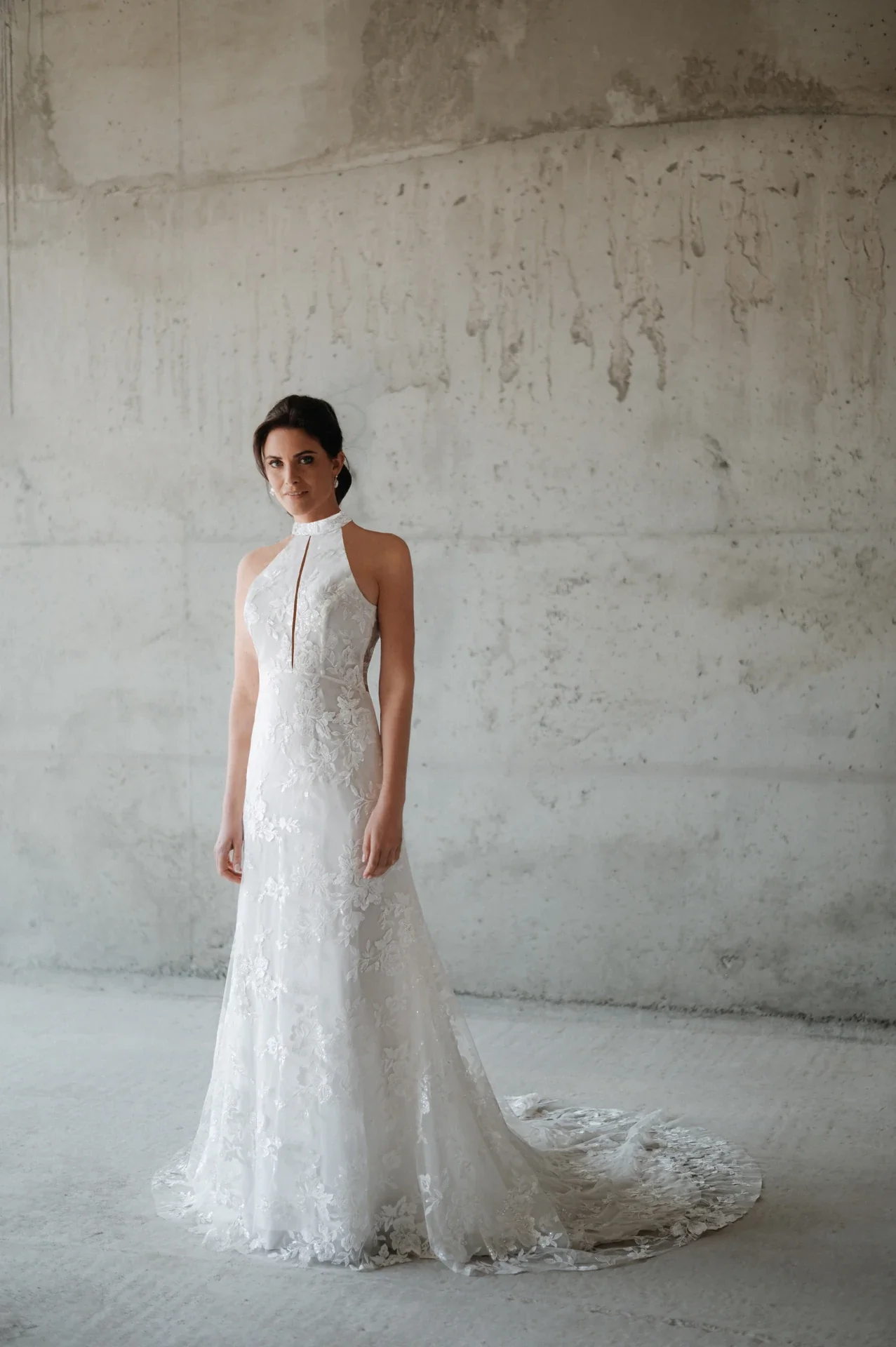 Robe de mariée avec un col : Goa en dentelle à sequins, encolure américaine, jupe sirène et longue traîne, collection La Cinquième