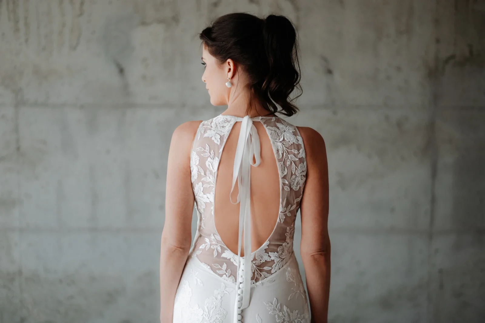 Dos ouvert en goutte et dentelle florale de la robe Goa, nœud dans la nuque, collection La Cinquième