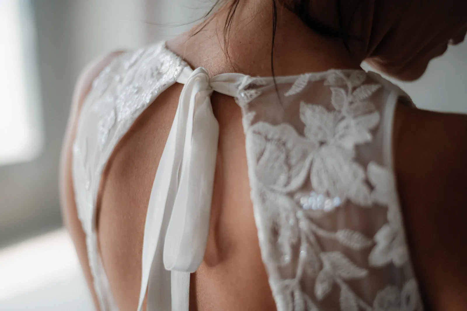 Dos en dentelle florale fermé par un nœud de ruban, robe Goa, collection La Cinquième