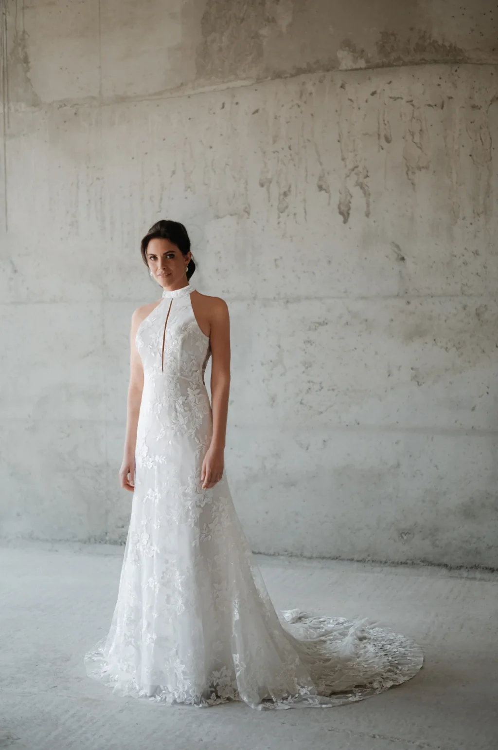 Découvrir Goa Robe de mariée Goa en dentelle à sequins, encolure américaine, jupe sirène et longue traîne, collection La Cinquième